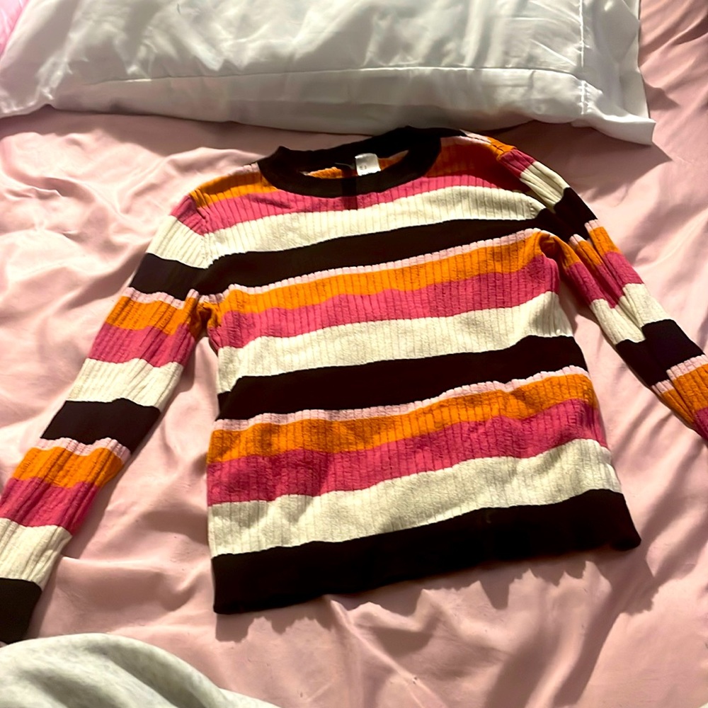 Little sweater that could me cropped depending on your height or torso size.